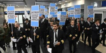 Los pilotos agudizan la disputa contra el plan de cielos abiertos