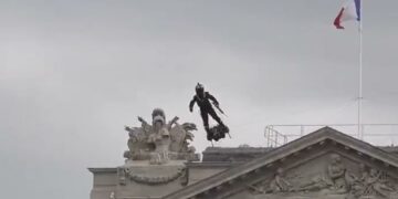 El “soldado volador” que sorprendió a Francia durante su día nacional