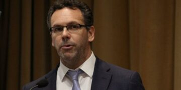 El Central relaja la política monetaria y mantiene tasas altas para contener al dólar