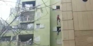 Así fue el espectacular rescate a una persona que intentó suicidarse