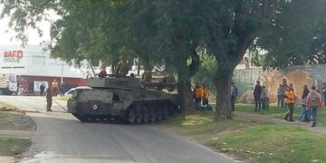 Un tanque se quedó sin frenos y chocó contra un árbol