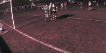 Remató al arco y justo se cortó la luz