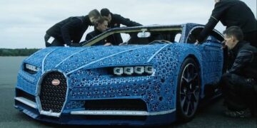 Arman un auto real con Legos casi en su totalidad