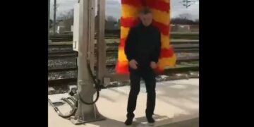 Macri se “limpió” con un cepillo gigante para lavar trenes