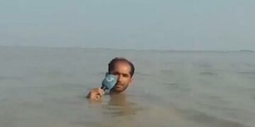 Informó con el agua hasta el cuello sobre las inundaciones en Pakistán