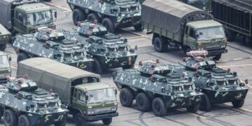 China despliega sus fuerzas en la frontera con Hong Kong