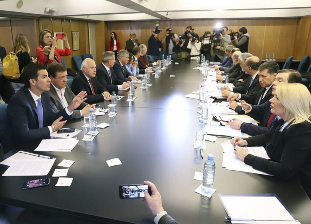 Enérgico rechazo de las provincias a los recortes del Gobierno