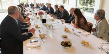 Cobos: «Se están pensando medidas para estabilizar la economía»