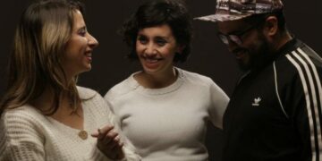 “Muy”, por tres partes