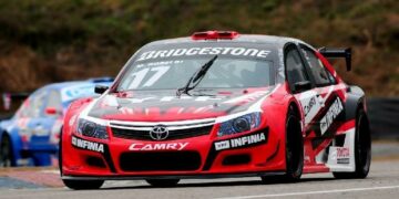 Rossi se quedó con la pole del sábado