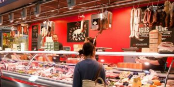 La suba de la carne lleva a recortar otros gastos