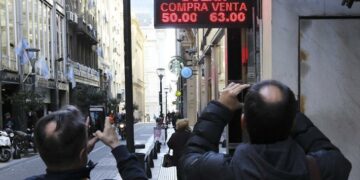 Crisis cambiaria: el peso perdió 23% de su valor en una solo día