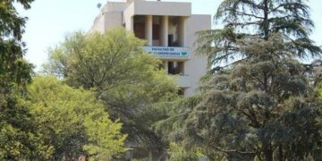 Investigan a un policía que fue acusado de violar a una estudiante