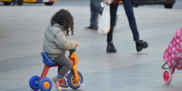 Autorizan a percibir la AUH a personas diferentes de los padres