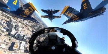 Alucinantes piruetas de un caza F/A-18 Hornet vistas desde la cabina