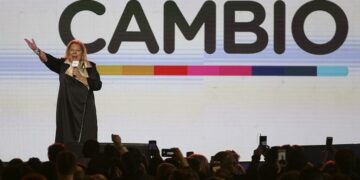 Carrió en campaña: “Nos van a sacar muertos de Olivos”