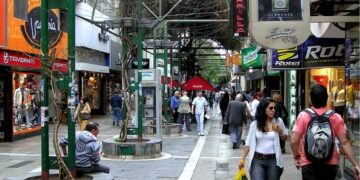 Así será la atención de los comercios céntricos por el feriado