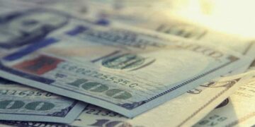 El peso volvió a devaluarse y el riesgo país se duplicó en un día