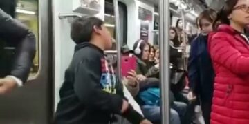 Dos niños rapean contra las políticas del Gobierno en el subte