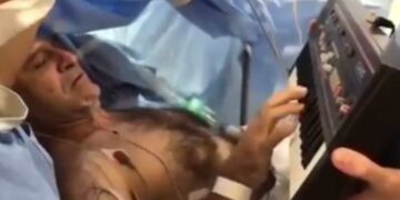 Le hicieron una craneotomía mientras tocaba el piano