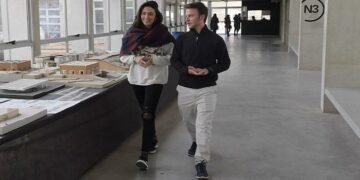 Los estudiantes colaboran entre sí en el programa “Tutores Pares”