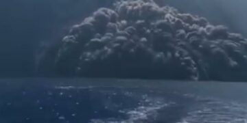 Un barco escapó a toda velocidad del humo de una erupción volcánica