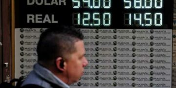 La incertidumbre financiera golpea al dólar y al riesgo país
