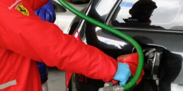 Los combustibles acumulan un atraso en sus precios de 38%