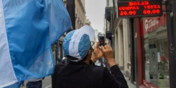 El dólar operó a la baja y cerró en $58,06 para la venta