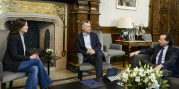 El Gobierno negocia un bono para privados de 5.000 pesos