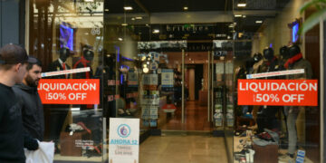 Por la crisis, los  comercios abrirán  sus puertas el lunes