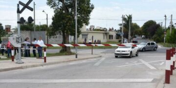 Un tren de carga arrolló su vehículo y se salvó de milagro