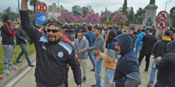 Taxis y remises levantaron el paro pero la tensión no cesa