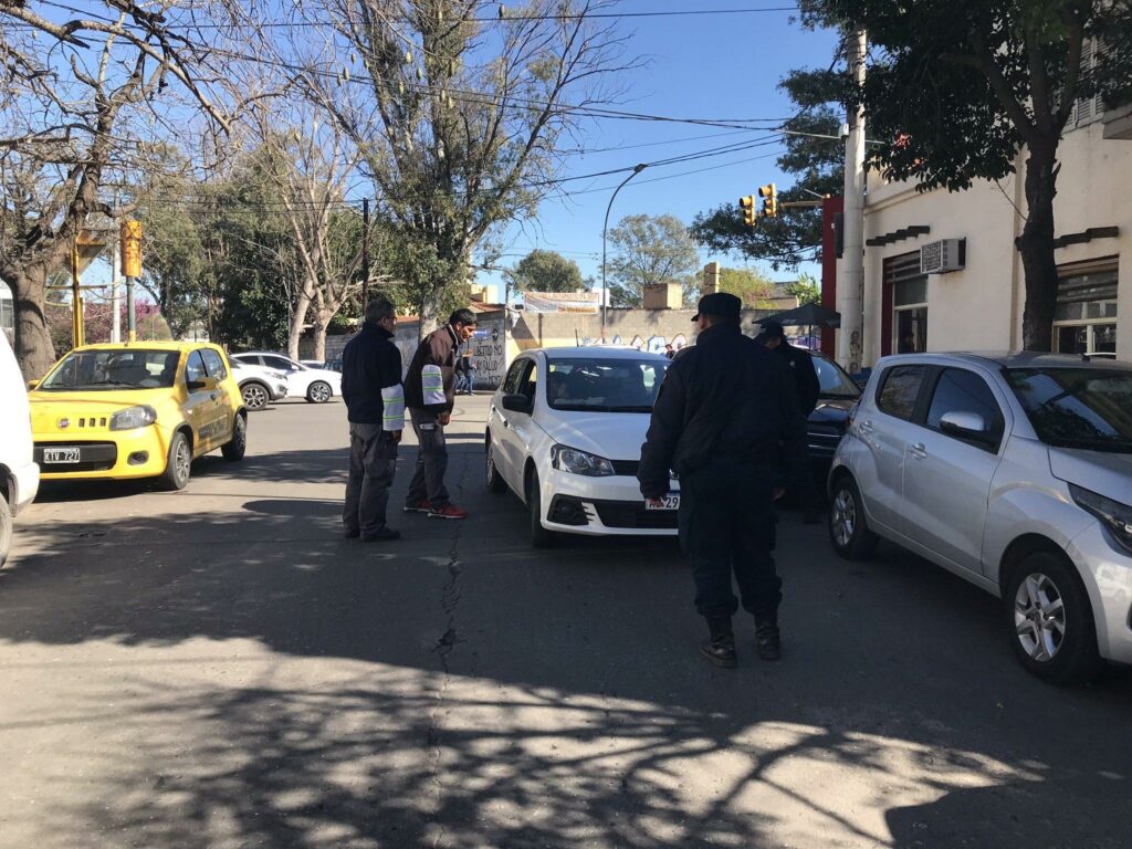 Un control municipal secuestró el primer vehículo Uber ilegal