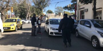 Un control municipal secuestró el primer vehículo Uber ilegal