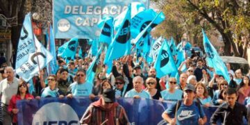 Los docentes exigen que se siga aplicando la cláusula gatillo