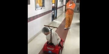 En un hospital infantil reemplazaron las camillas por autitos eléctricos