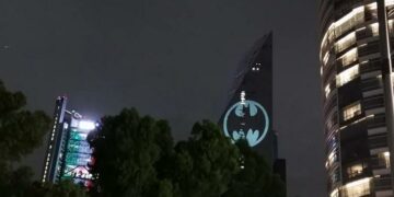 Cumpleaños 80 de Batman: proyectan la “batiseñal” alrededor de todo el mundo