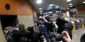 Así fue el ataque grafitero en una estación de subte porteña