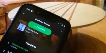 La mesa cordobesa que amplifica el sonido del teléfono sin parlantes