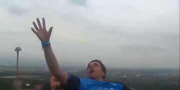 Atrapó en el aire un celular en la montaña rusa