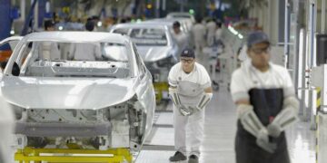 La industria cayó casi 3% en agosto y profundizó su crisis