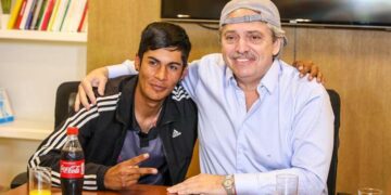 Fernández recibió al presidente de mesa discriminado por su aspecto