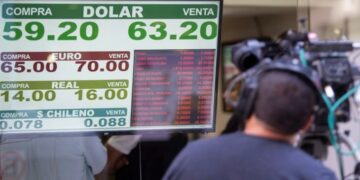 El dólar se disparó y cerró por encima de los $ 62