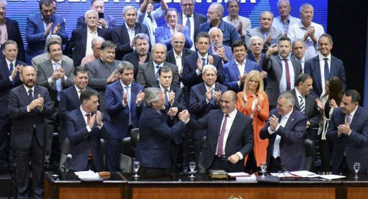 Junto a los gobernadores del PJ, Fernández prometió federalismo Junto a los gobernadores del PJ, Fernández prometió federalismo
