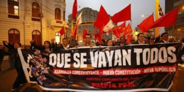 Vizcarra sostiene el poder en Perú ante la crisis institucional