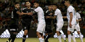 Polémico empate entre Argentina y México