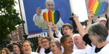Francisco recibe al defensor de la comunidad gay