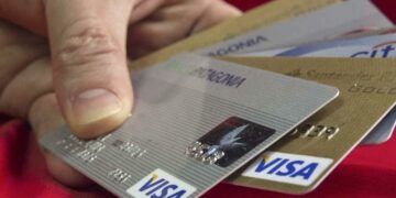 Advierten que crece el endeudamiento con tarjetas de crédito