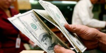 La fuga de divisas se acentúa a pesar del cepo y el dólar opera en alza